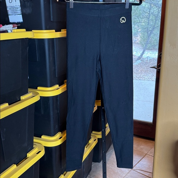 NWOT St. John Sport Black Skinny Leggings Gold Embroidered Logo Size Medium - Picture 6 of 8